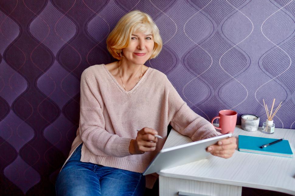 Free Image of Mature woman using tablet device 
