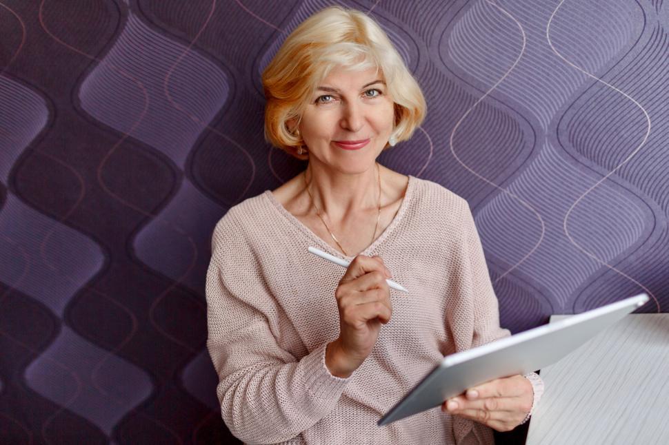 Free Image of Woman with tablet and stylus 