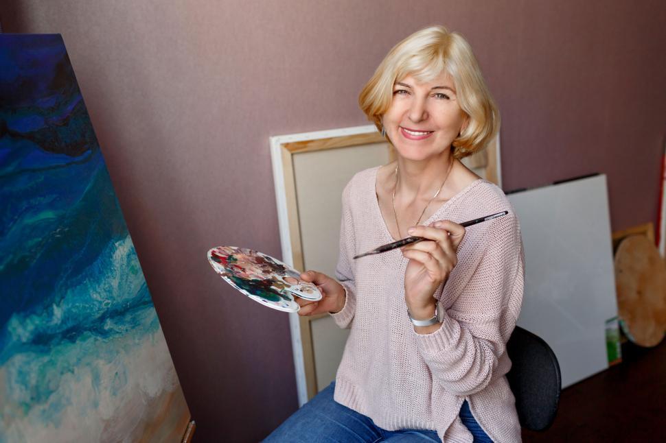 Free Image of Woman paints with acrylic on canvas 