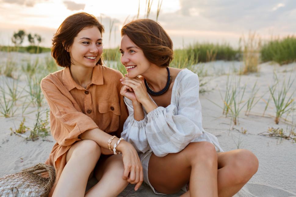 Free Image of Women on vacation together 