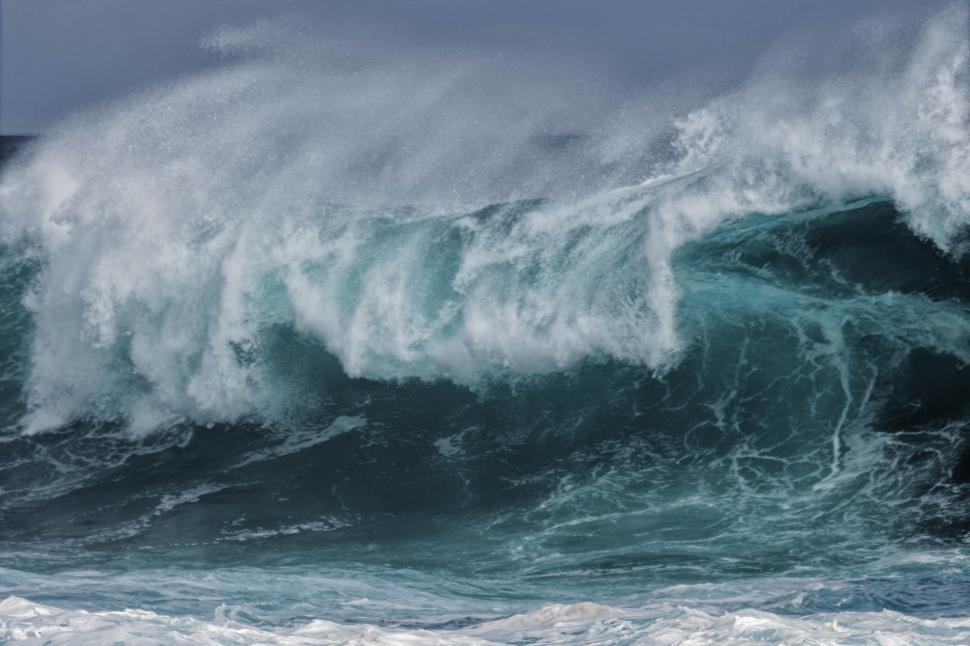 Free Image of Large breaking wave 
