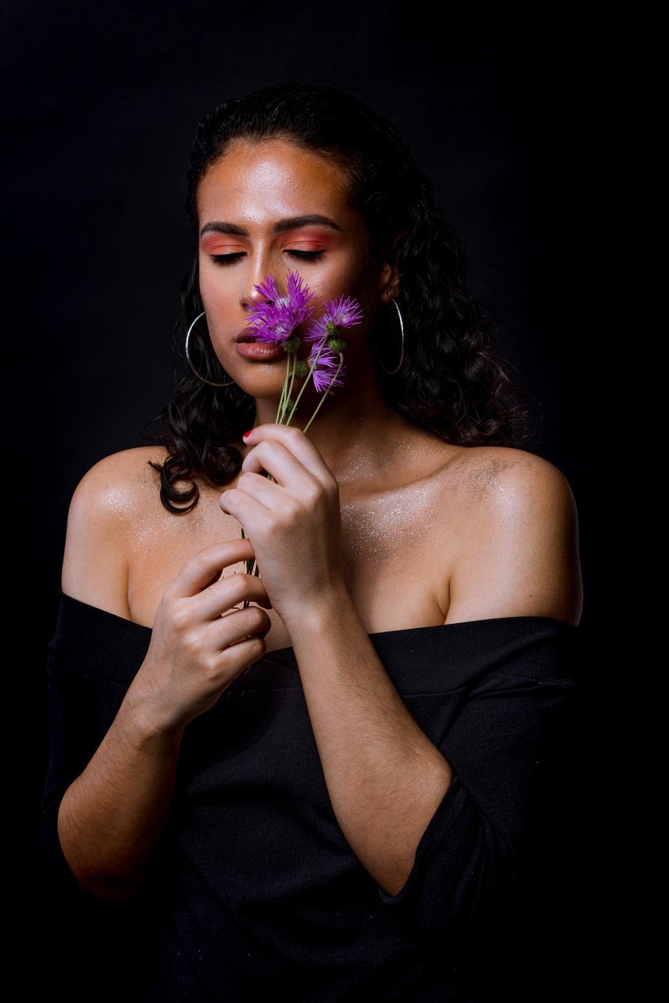 Free Image of Moroccan woman with flower 