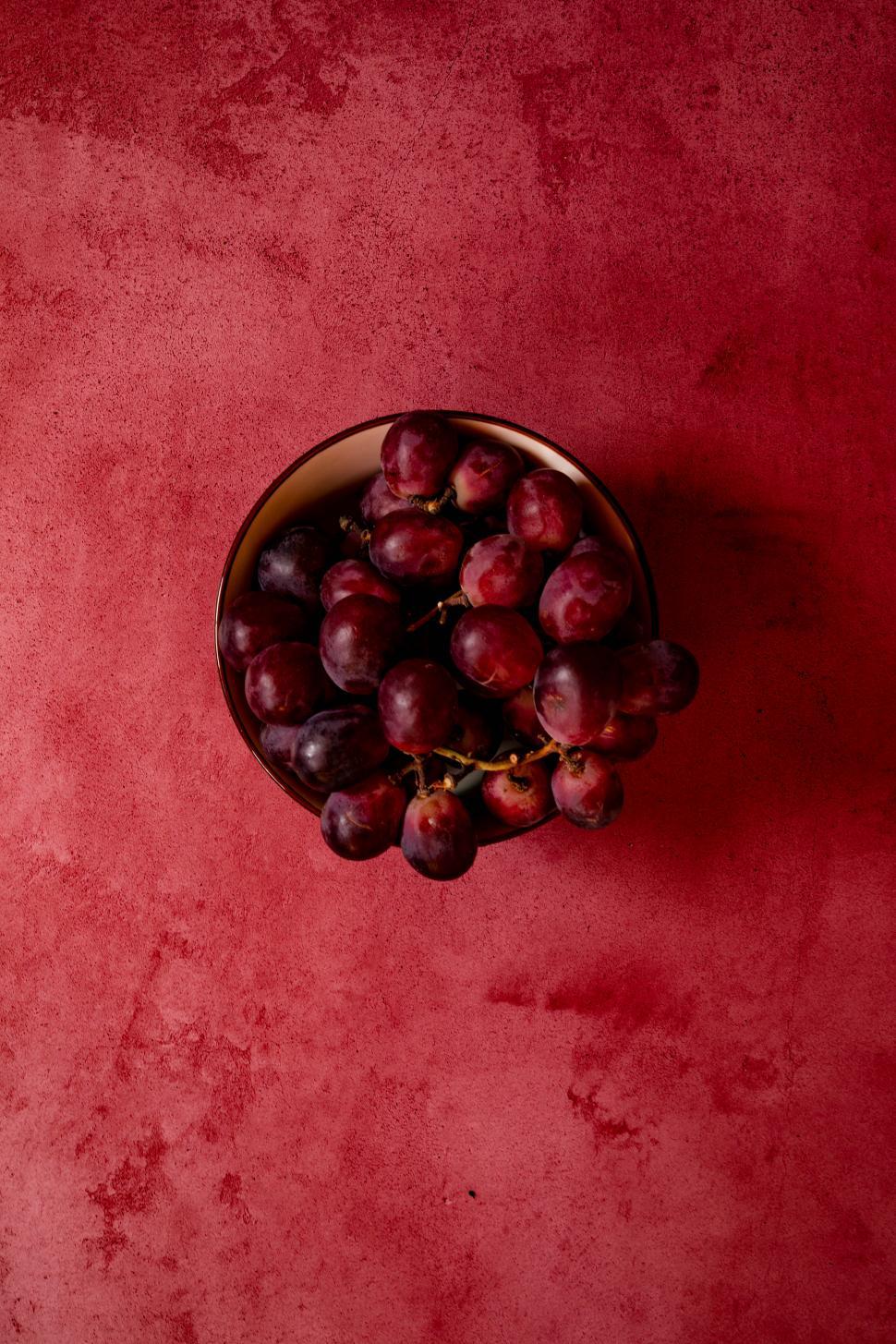 Free Image of red grapes on red background 