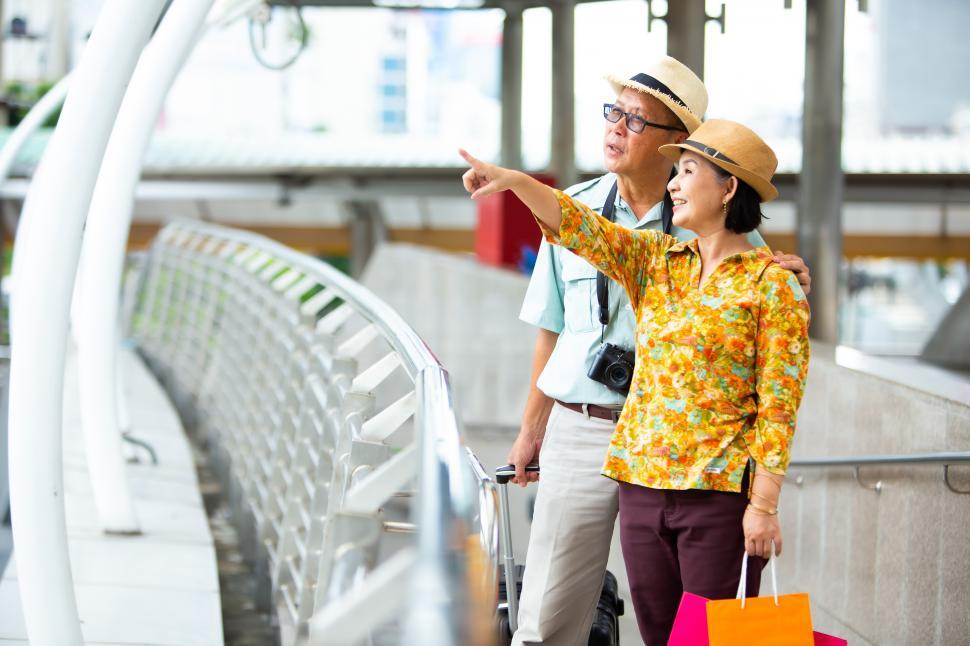 Free Image of Happy senior travellers couple with camera 