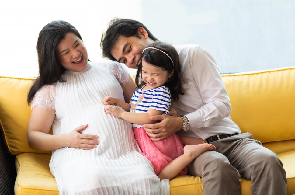 Free Image of Pregnant woman with her family 
