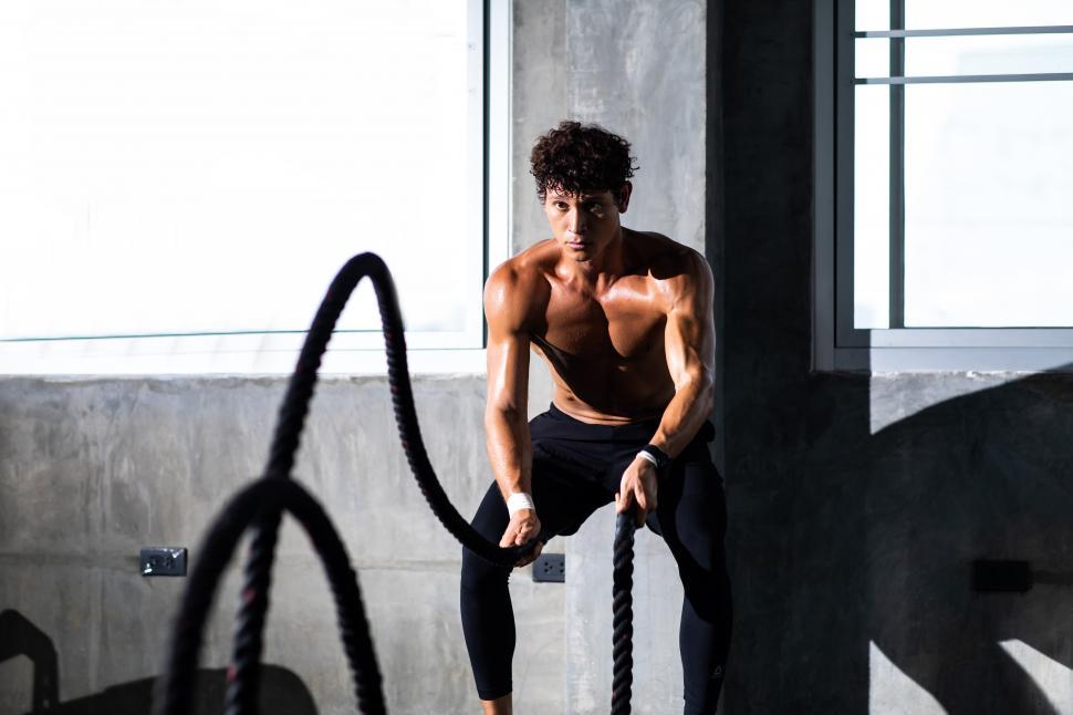 Free Image of Man training with battle rope in crossfit gym 