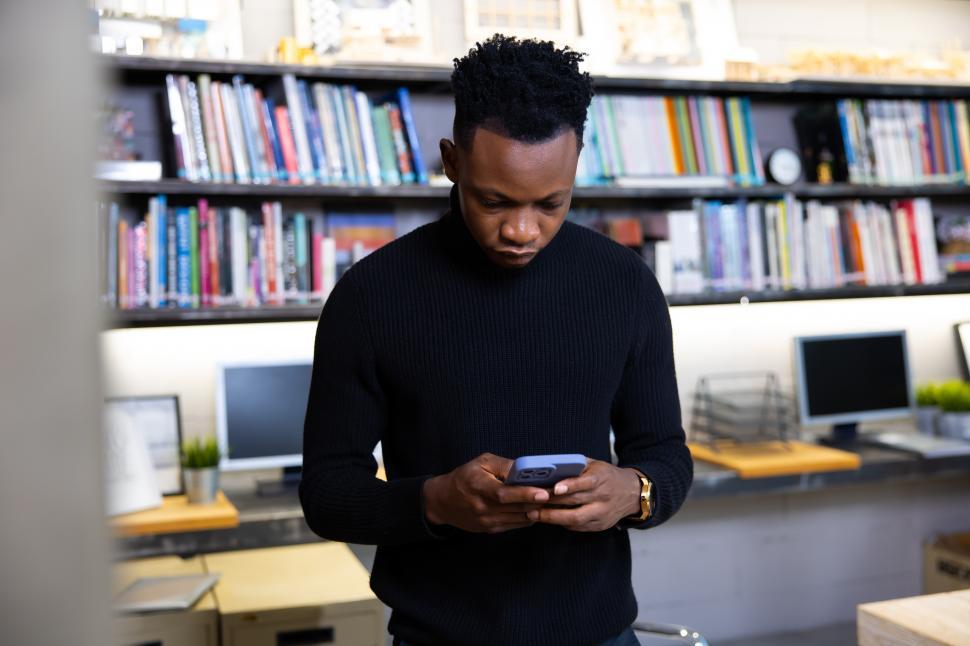 Free Image of Young man using smartphone in office 
