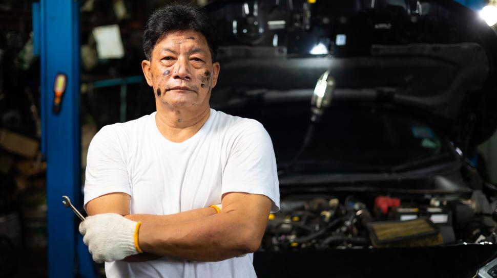 Free Image of Portrait of older male mechanic 