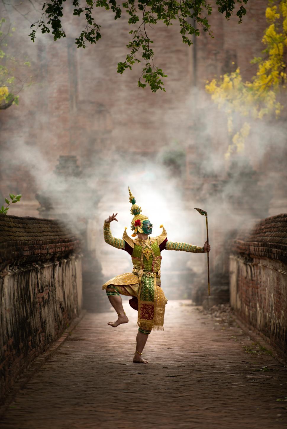 Free Image of The main character of the story, Ravana, in Khon, a classical Thai dance in a mask 