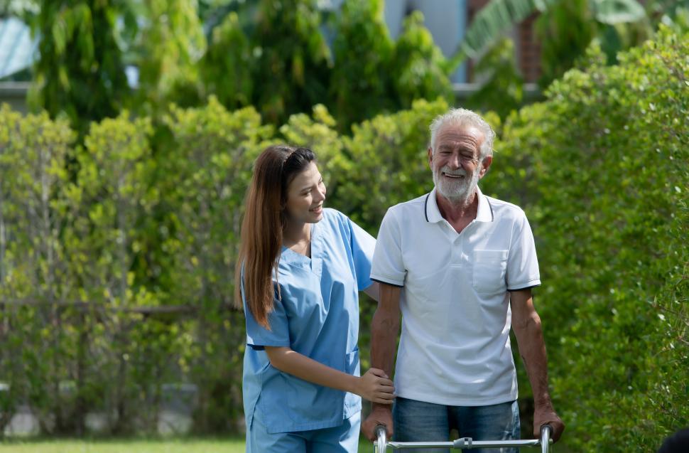 Free Image of Doctors are helping senior patients learn to walk and exercise 