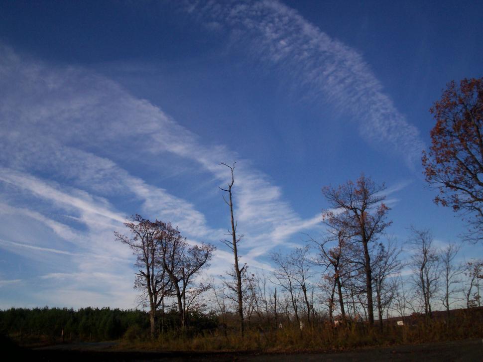Free Image of Autumn Skyline with contrails 