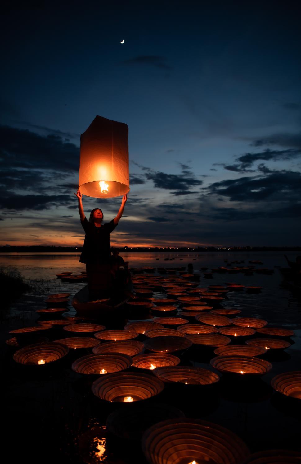 Free Image of Thai people come out to float the Krathong on the full moon 