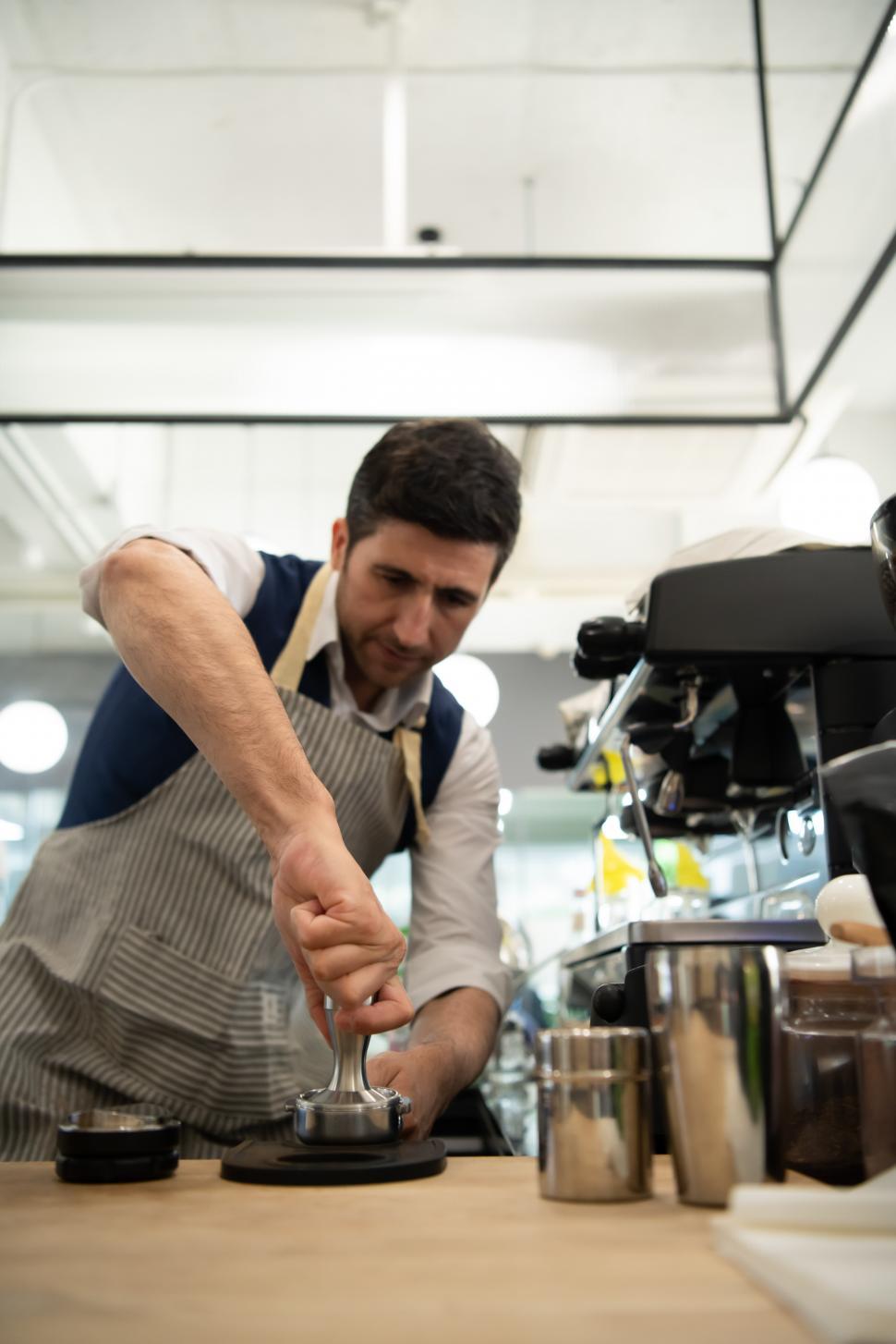 Free Image of Coffee expert barista Making espresso drink for customers 