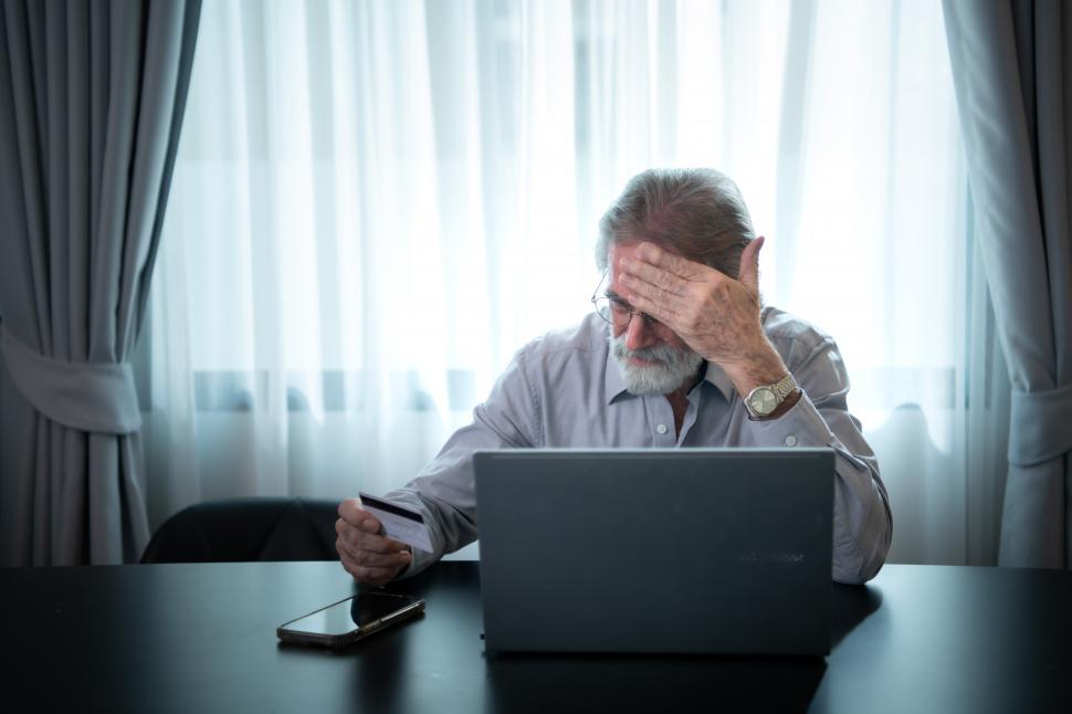 Free Image of An elderly man experiencing financial difficulties due to lack of savings 