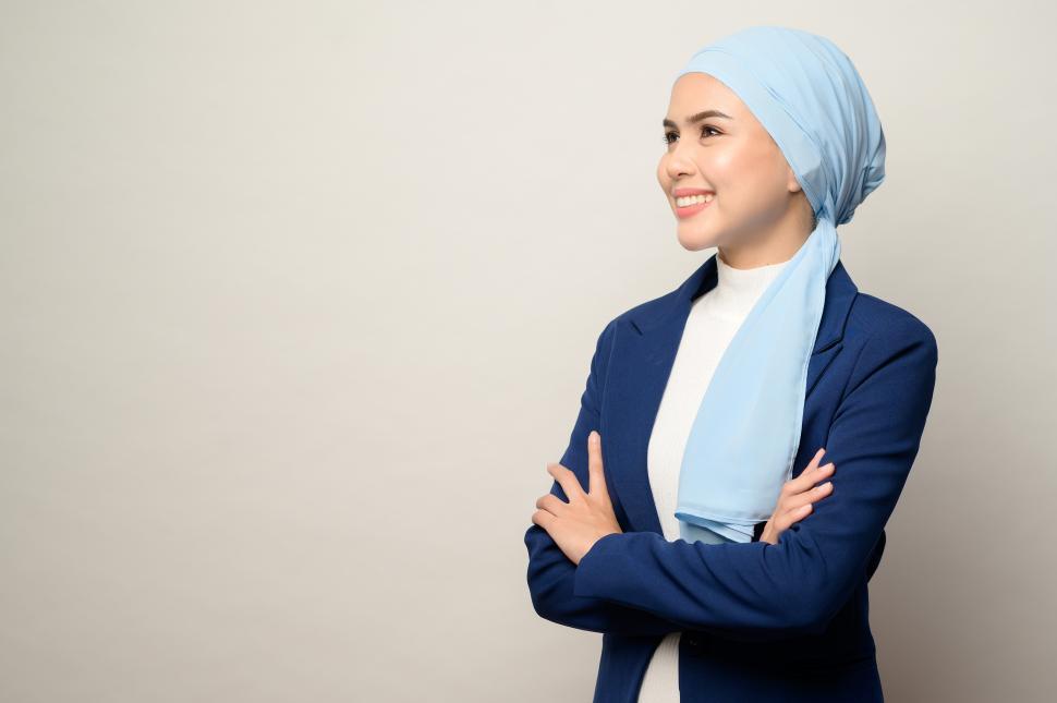 Free Image of Muslim businesswoman with hijab standing with arms crossed 