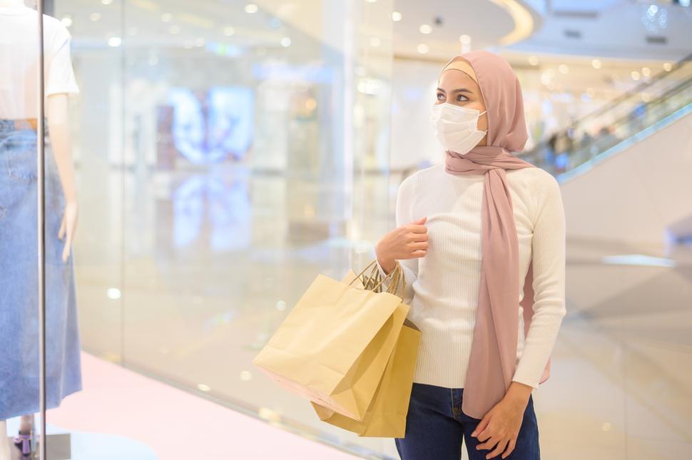 Free Image of Young muslim woman wearing protective mask in shopping mall 
