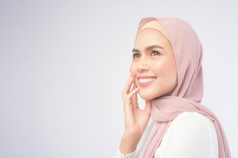 Free Image of Portrait of young smiling muslim woman wearing a pink hijab 