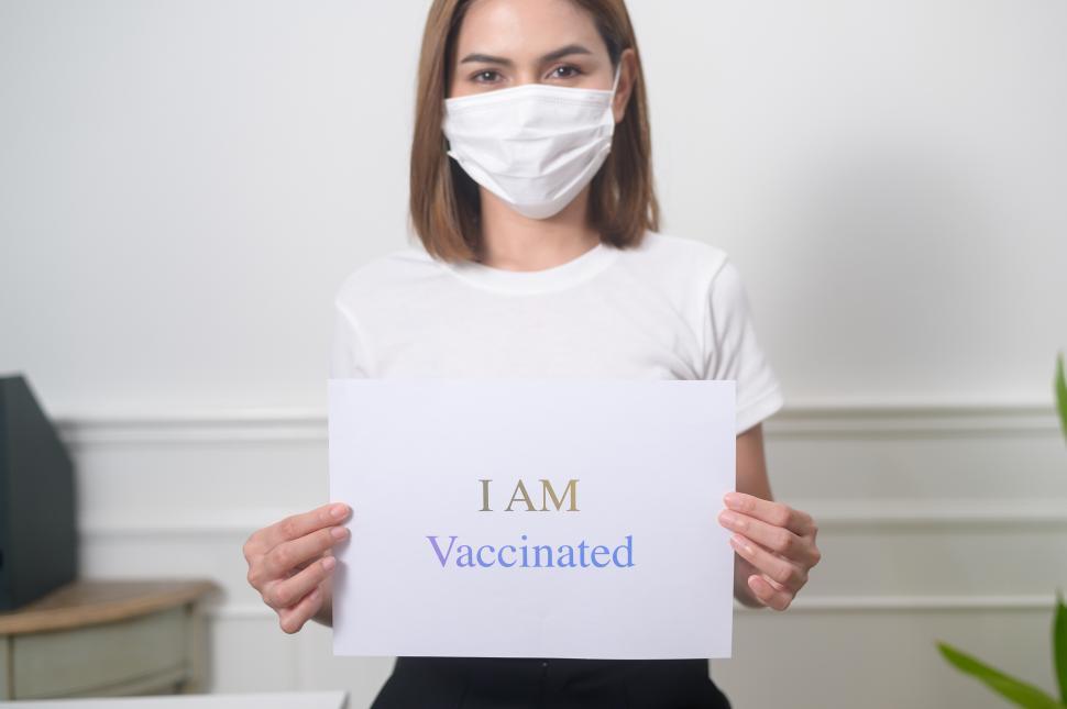 Free Image of Young woman holding I am vaccinated sign, covid-19 vaccination 