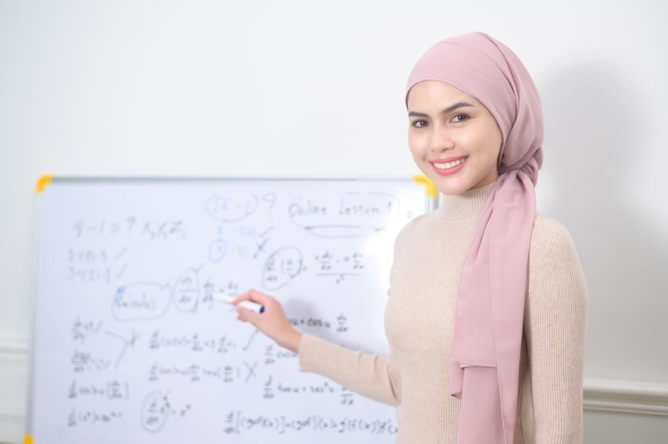 Free Image of Muslim woman lecturer using laptop for lecturing online - e-learning concept 