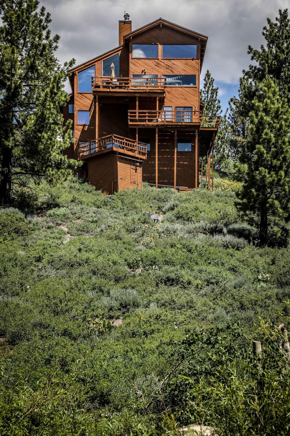 Free Image of House in the mountains, on the side of a hill 