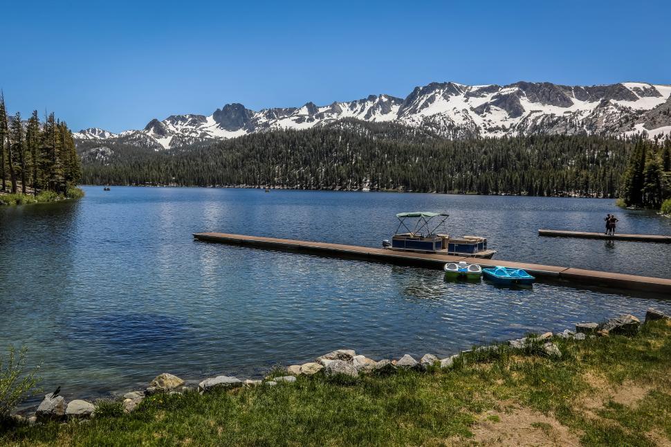Free Image of Lake Mary in the Mammoth Lakes Basin area. Pier and recreation area near shore. 