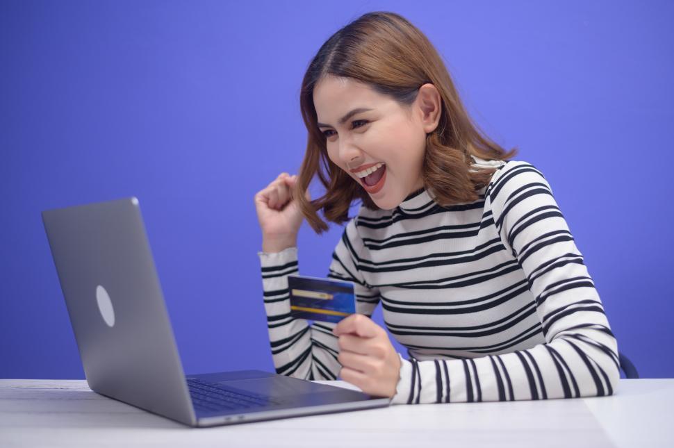 Free Image of Woman is excited about her online shopping experience 