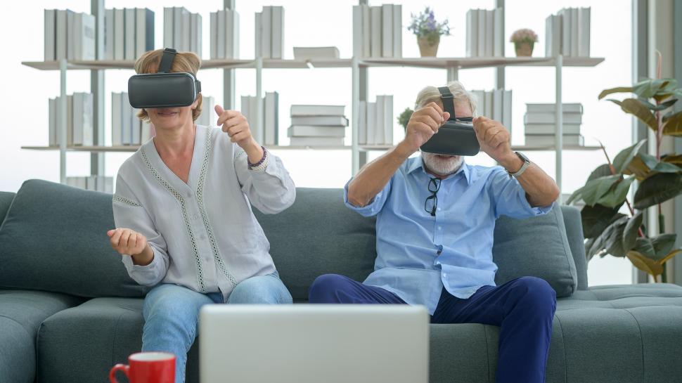 Free Image of Caucasian senior experiencing virtual reality in thier home 