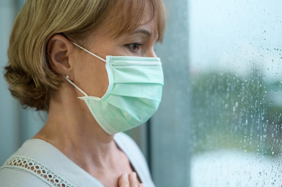 Free Image of Caucasian senior woman wearing a mask, illness or pandemic concept 