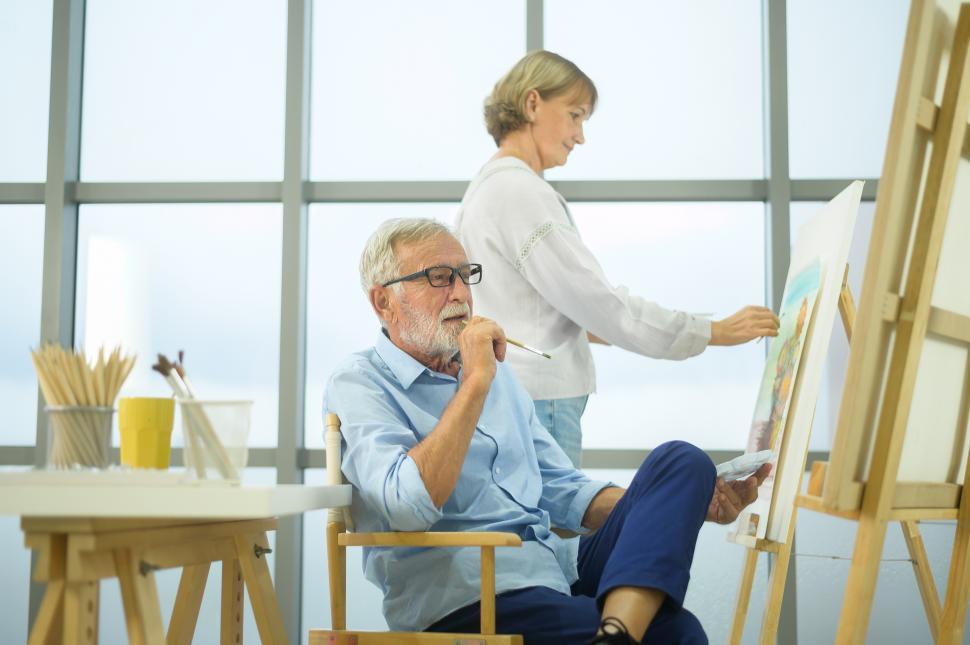 Free Image of Senior caucasian couple painting and relaxing at home 