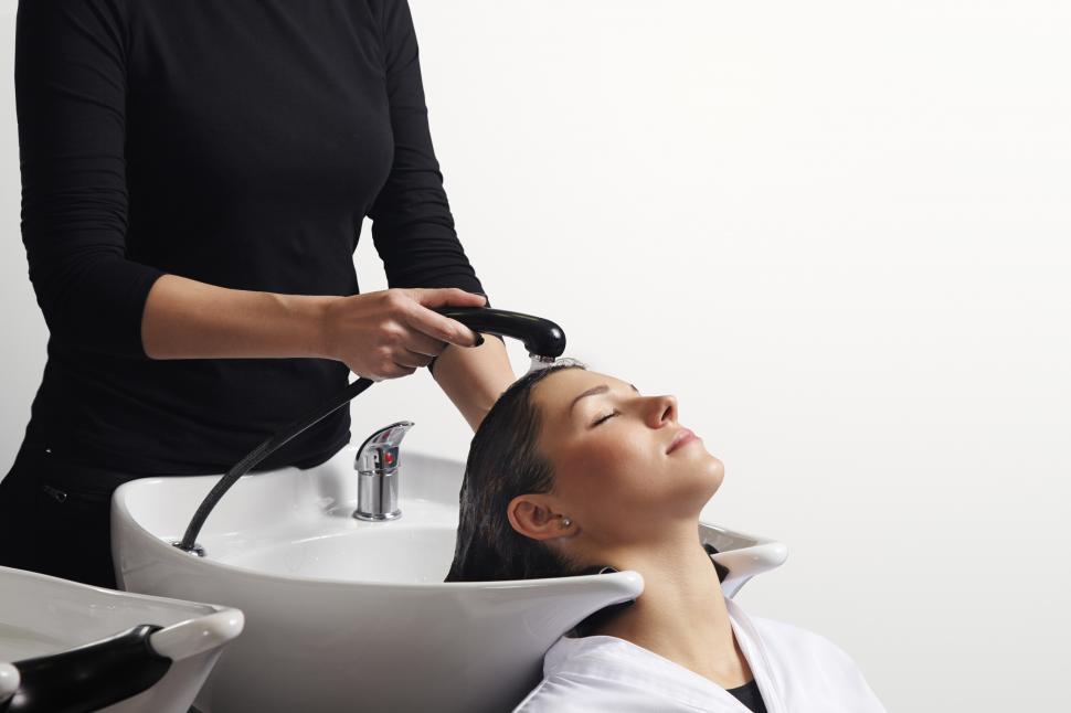Free Image of hair treatment in salon, hairdresser washing clients hair 