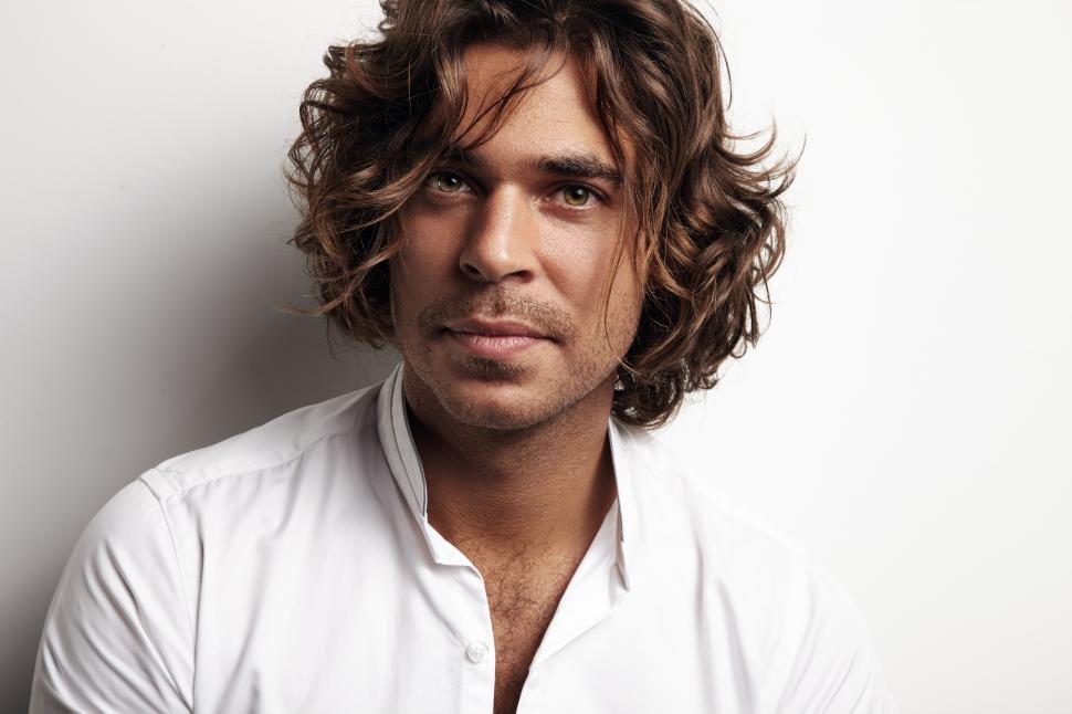 Free Image of Handsome man with loose curls, looking at camera 