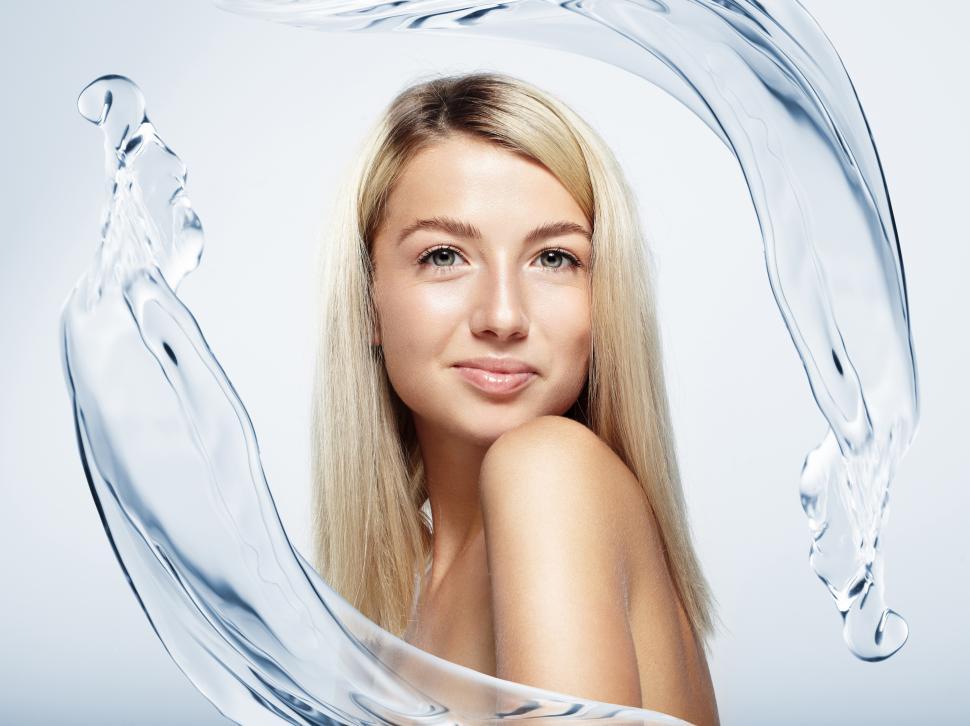 Free Image of pretty blond woman with water splash, surrounded by moisture 