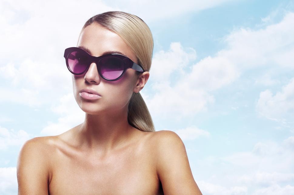 Free Image of Blondie in sunglasses on the beach 