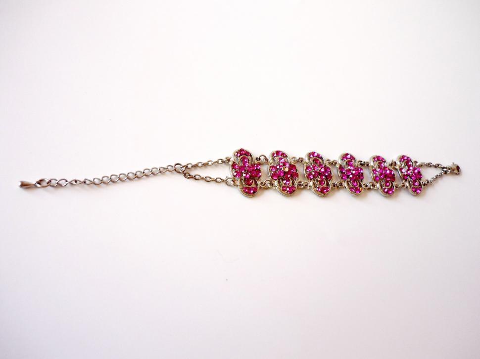 Free Image of Chain With Pink Stones 