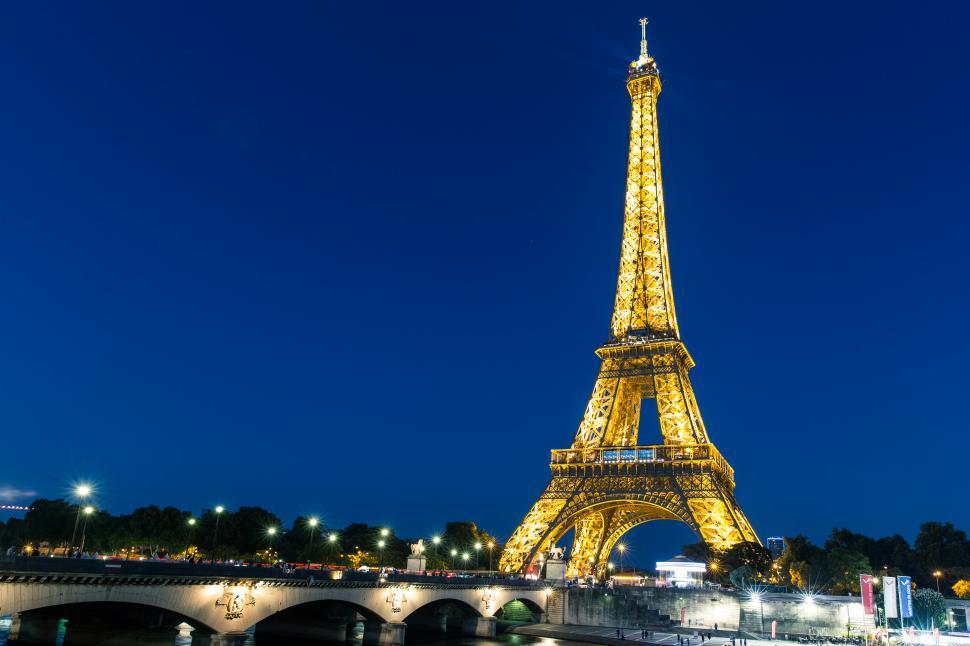 Free Image of Eiffel Tower, Paris Free Stock Photo 