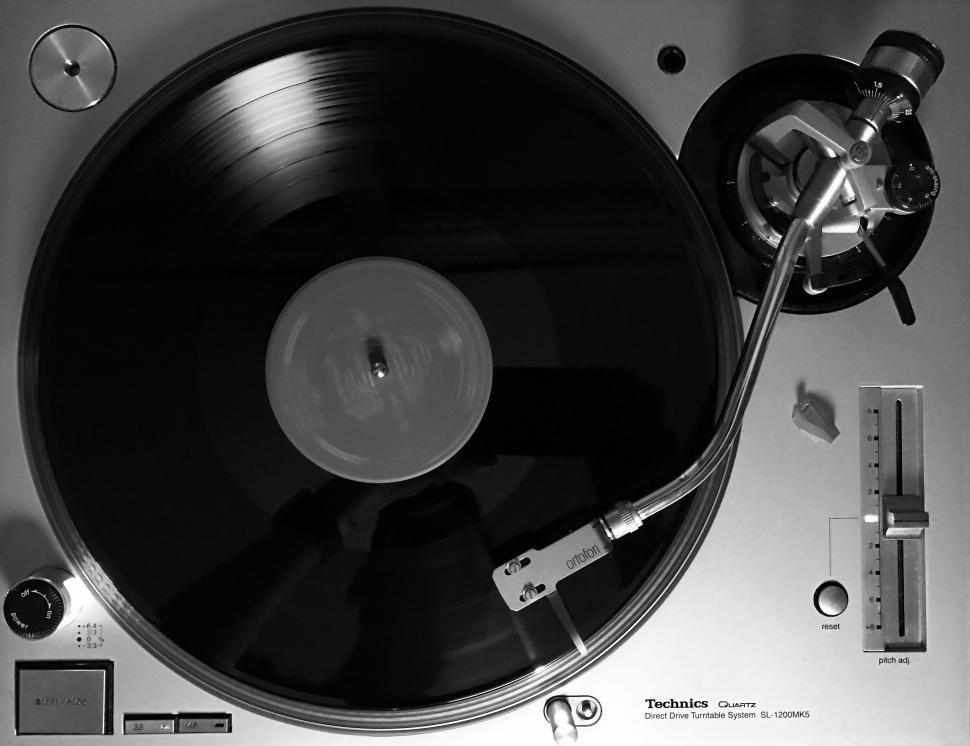 Free Image of A record player with a record on it 