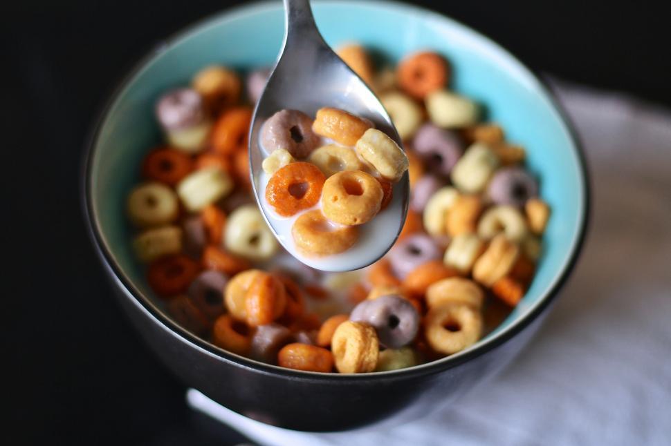 Free Image of A spoon in a bowl of cereal 