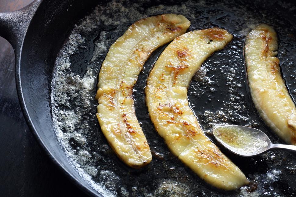 Free Image of A banana frying in a pan 