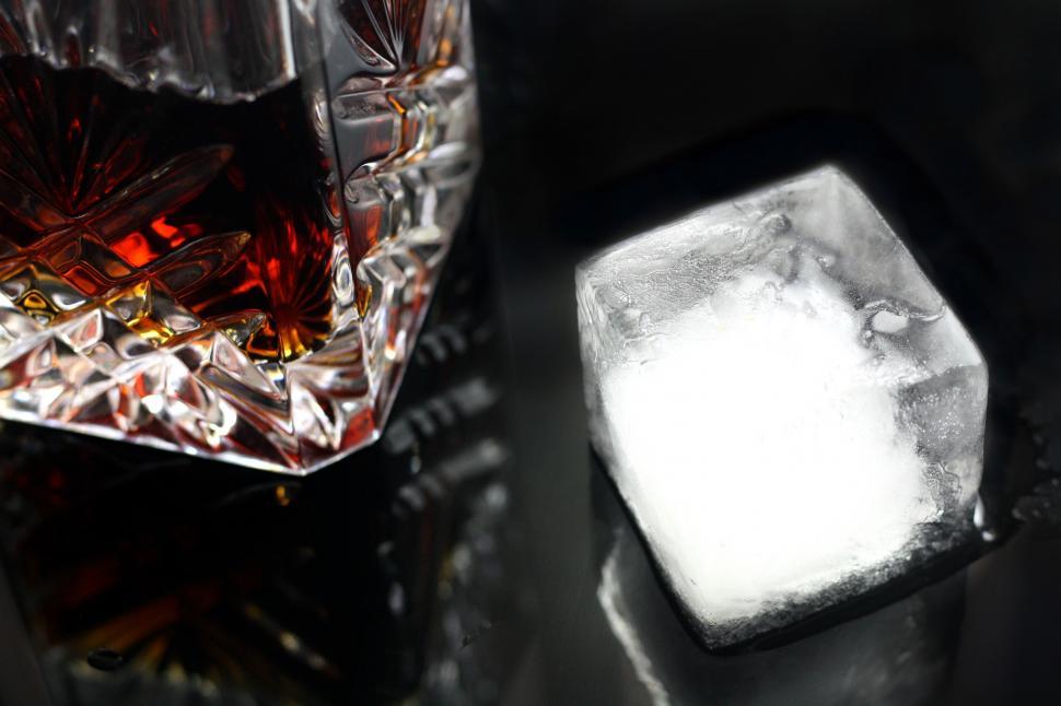 Free Image of A glass and ice cube 