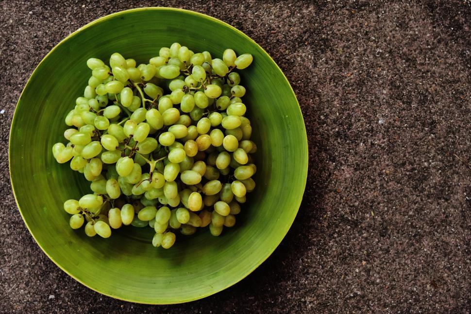 Free Image of A plate of grapes on a table 