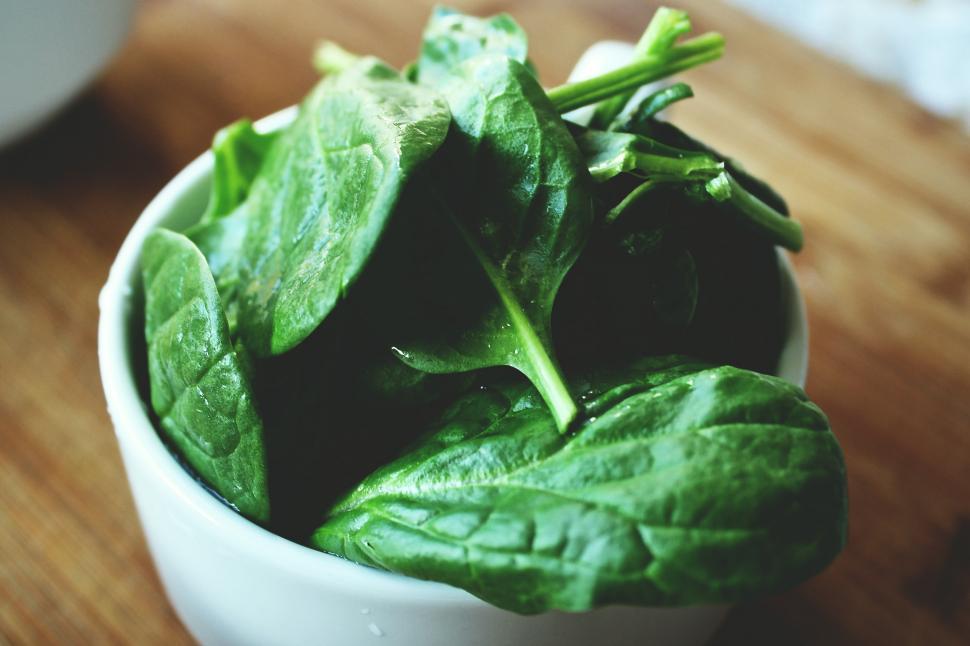 Free Image of A bowl of spinach leaves 