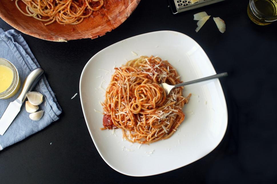 Free Image of A plate of spaghetti with a fork 