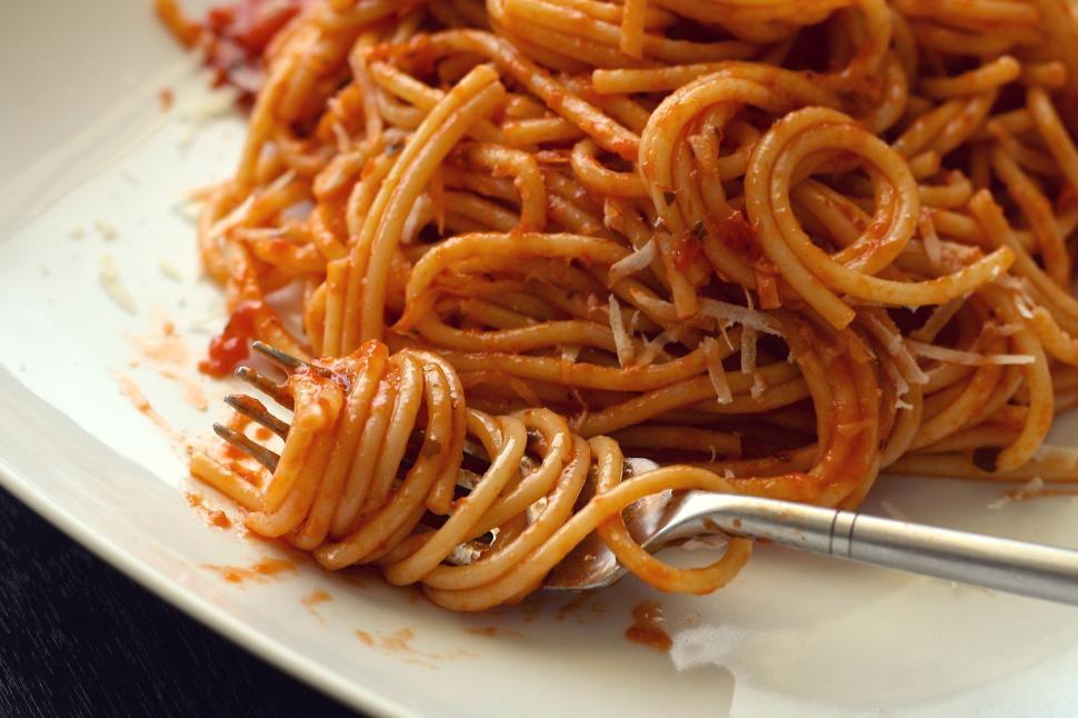 Free Image of A plate of spaghetti with a fork 