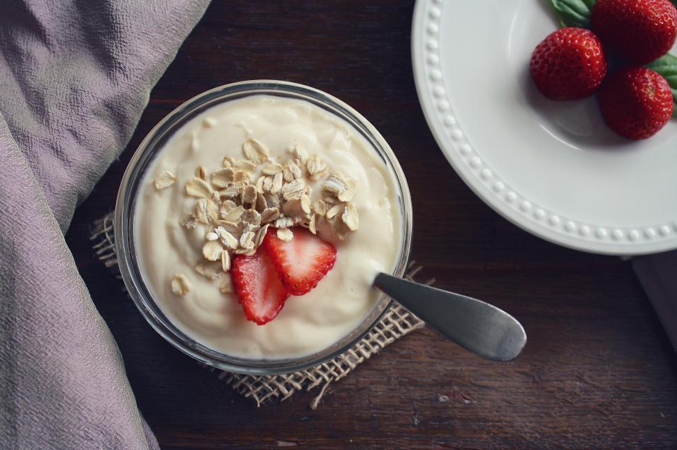 Free Image of A bowl of yogurt with strawberries and oats 