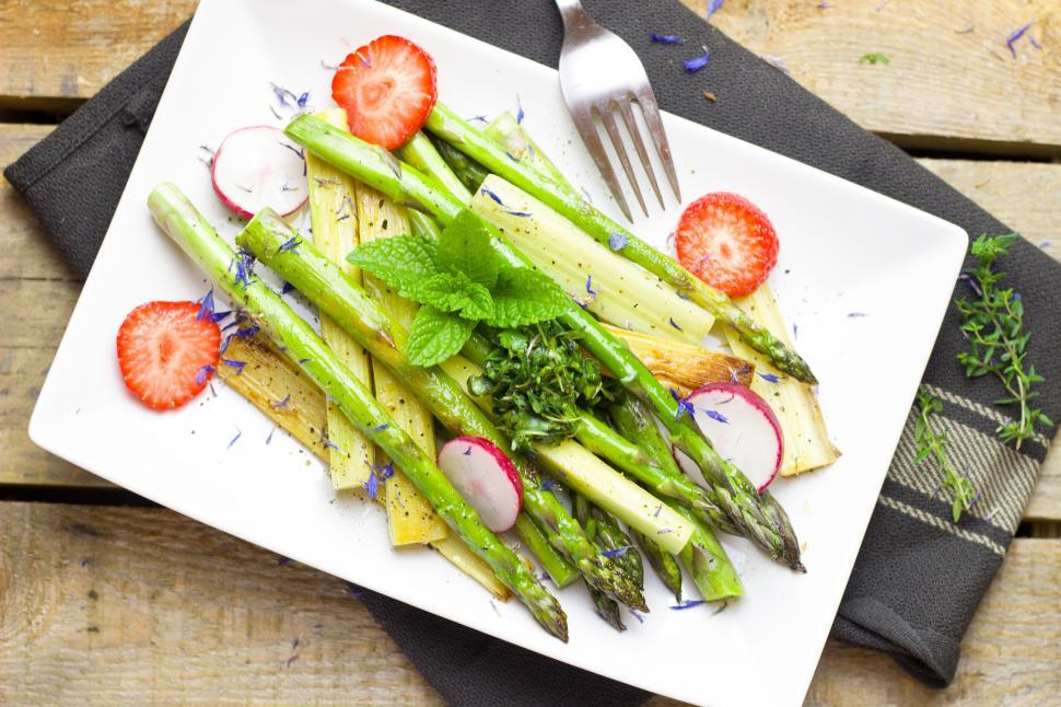 Free Image of A plate of asparagus and strawberries 
