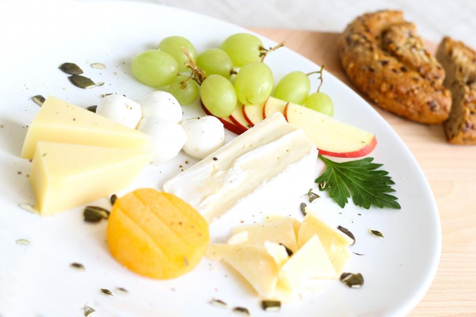 Free Image of A plate of cheese and grapes 