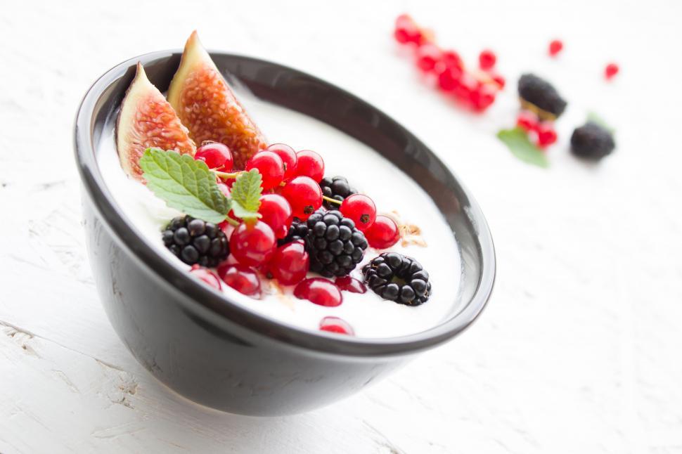 Free Image of A bowl of yogurt with fruit 