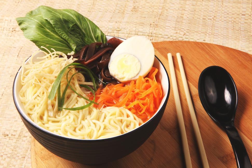 Free Image of A bowl of noodles with vegetables and eggs 