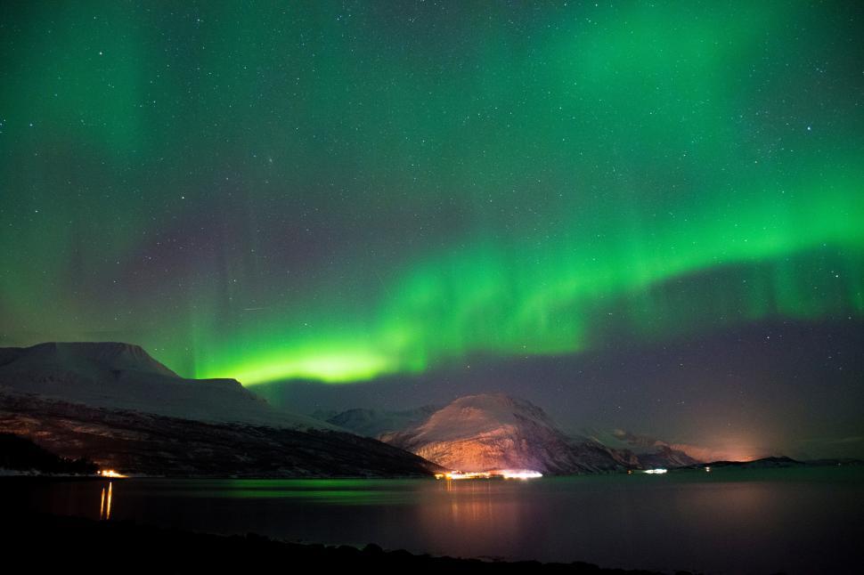 Free Image of Northern Lights in the sky over mountains 