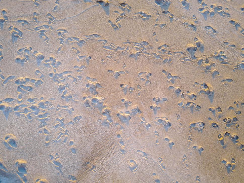 Free Image of Footprints in sand 